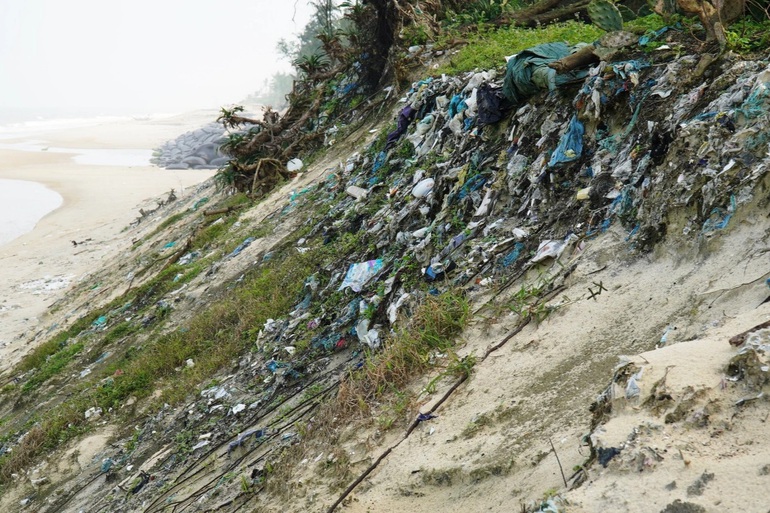 Thừa Thiên Huế: Bãi rác chôn lấp 10 năm trước bỗng "xuất hiện" bất ngờ cạnh bờ biển